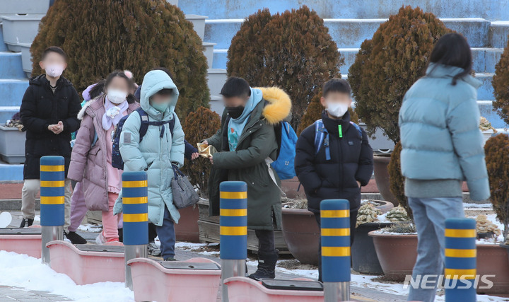 [서울=뉴시스] 권창회 기자 = 교육부가 오는 30일부터 학교와 학원에서 마스크 착용을 자율로 전환한다. 통학버스나 현장 체험학습을 위해 이용하는 단체버스 내에서만 마스크 착용 의무가 유지된다. 27일 오후 서울 시내 초등학교에서 초등학생들이 하교하고 있다. 2023.01.27. kch0523@newsis.com