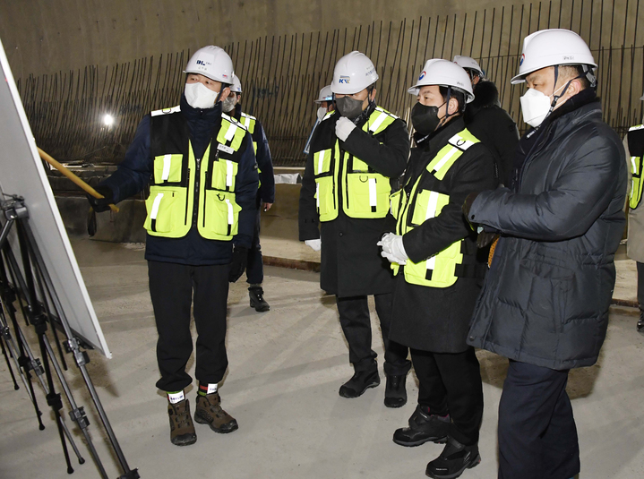 [서울=뉴시스] 최상대(오른쪽 두번째) 기획재정부 2차관이 27일 서울 중구 GTX-A 노선 5공구 서울역 정거장 터널 공사현장을 방문해 관계자로부터 설명을 듣고 있다. (사진=기획재정부 제공) 2023.01.27. photo@newsis.com *재판매 및 DB 금지