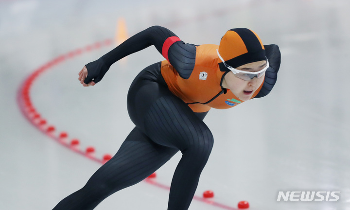 [서울=뉴시스] 김진아 기자 = 김민선(의정부시청)이 27일 오후 서울 노원구 태릉국제스케이트장에서 열린 제104회 전국동계체육대회 스피드스케이팅 여자 일반부 500m 경기에서 질주하고 있다. 2023.01.27. bluesda@newsis.com