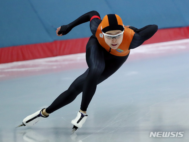 [서울=뉴시스] 김진아 기자 = 김민선(의정부시청)이 27일 오후 서울 노원구 태릉국제스케이트장에서 열린 제104회 전국동계체육대회 스피드스케이팅 여자 일반부 500m 경기에서 질주하고 있다. 2023.01.27. bluesda@newsis.com