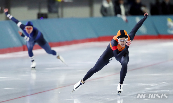 [서울=뉴시스] 김진아 기자 = 김민선(의정부시청)이 27일 오후 서울 노원구 태릉국제스케이트장에서 열린 제104회 전국동계체육대회 스피드스케이팅 여자 일반부 500m 경기에서 질주하고 있다. 2023.01.27. bluesda@newsis.com