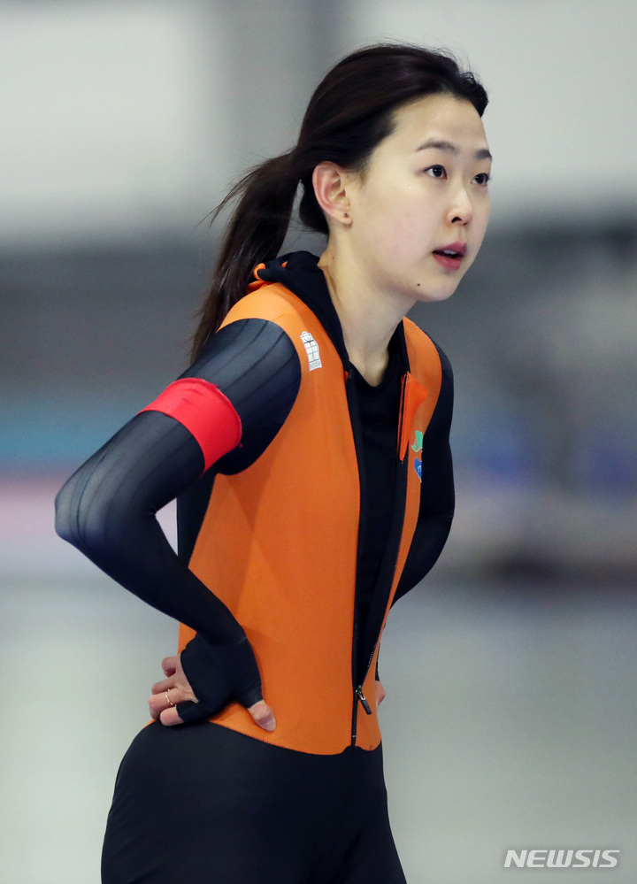 [서울=뉴시스] 김진아 기자 = 김민선(의정부시청)이 27일 오후 서울 노원구 태릉국제스케이트장에서 열린 제104회 전국동계체육대회 스피드스케이팅 여자 일반부 500m 경기에서 결승선을 통과한 뒤 기록을 확인하고 있다. 2023.01.27. bluesda@newsis.com