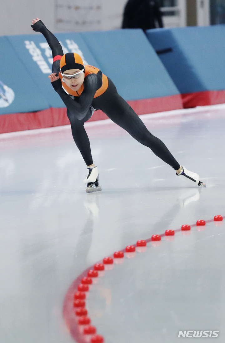 [서울=뉴시스] 김진아 기자 = 김민선(의정부시청)이 27일 오후 서울 노원구 태릉국제스케이트장에서 열린 제104회 전국동계체육대회 스피드스케이팅 여자 일반부 500m 경기에서 질주하고 있다. 2023.01.27. bluesda@newsis.com