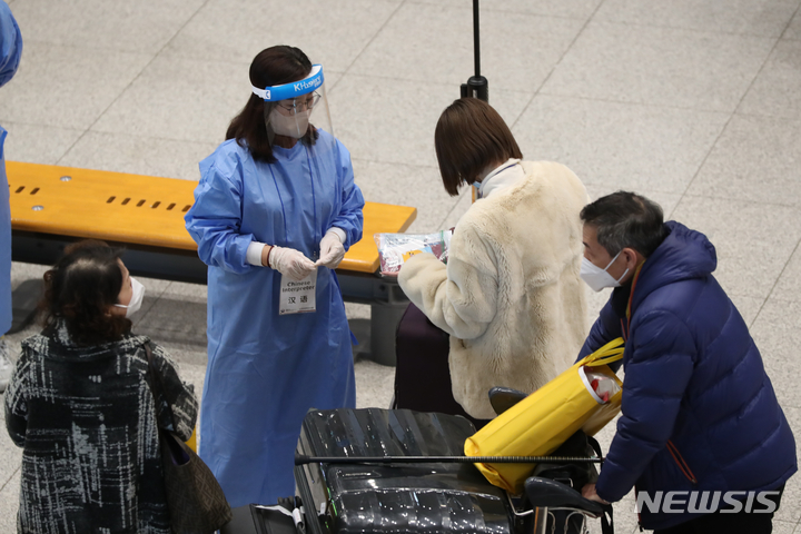 [인천공항=뉴시스] 김근수 기자 = 지난달 27일 오후 인천국제공항 제1여객터미널에서 중국발 해외 입국자들이 검역소로 이동하고 있다. 중앙재난안전대책본부는 중국에 대한 단기비자 발급제한 조치를 2월 28일까지 연장한다고 밝혔다. 2023.01.27. ks@newsis.com
