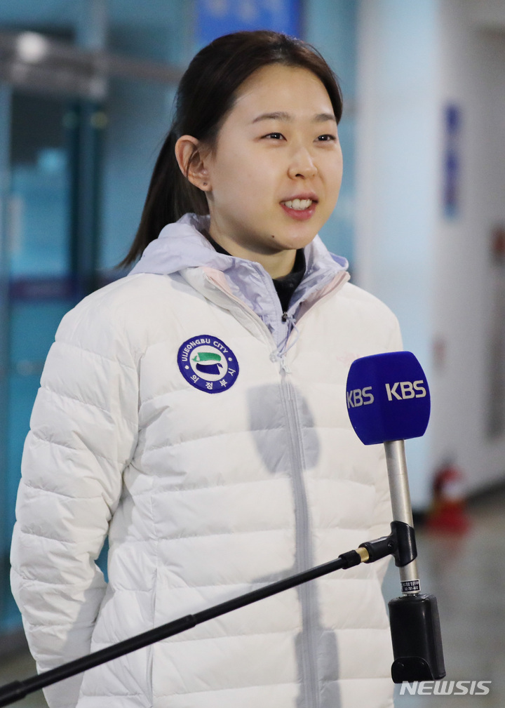 [서울=뉴시스] 김진아 기자 = 김민선(의정부시청)이 27일 오후 서울 노원구 태릉국제스케이트장에서 열린 제104회 전국동계체육대회 스피드스케이팅 여자 일반부 500M 경기를 마친 뒤 취재진과 인터뷰를 하고 있다. 2023.01.27. bluesda@newsis.com