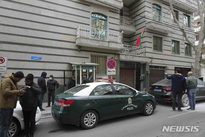 [테헤란(이란)=AP/뉴시스]무장괴한의 총격으로 보안 책임자가 숨지는 사건이 발생한 이란 테헤란 주재 아제르바이잔 대사관 밖에 27일 사람들이 모여 있다. 아제르바이잔은 27일 이란 수도 테헤란 주재 아제르바이잔 대사관이 한 무장괴한의 공격을 받아 대사관 보안 책임자가 숨진 사건과 관련, 이란주재 대사관을 철수시킬 것이라고 발표했다. 2023.1.27