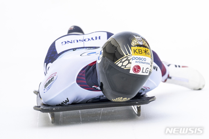 [생모리츠=AP/뉴시스] 정승기가 27일(현지시간) 스위스 생모리츠에서 열린 2022-2023 국제봅슬레이스켈레톤경기연맹(IBSF) 세계선수권대회 남자 스켈레톤 경기를 펼치고 있다. 정승기는 1∼4차 시기 합계 4분31초17로 3위를 차지하며 동메달을 목에 걸었다. 2023.01.27.