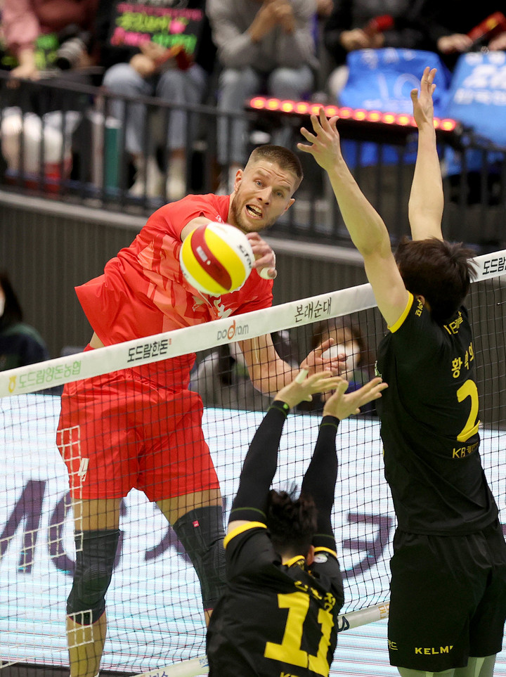 [서울=뉴시스] 조수정 기자 = 27일 수원 체육관에서 열린 도드람 2022-2023 V-리그 한국전력과 KB손해보험과의 경기, 한국전력 타이스가 공격하고 있다.&nbsp; 이날 경기는 한국전력이 풀세트 끝에 3-2로 승리했다. (사진=한국전력 배구단 제공) 2023.01.27. photo@newsis.com *재판매 및 DB 금지