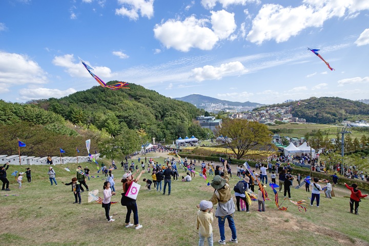 [부산=뉴시스] 2019년 10월 동래읍성축제 당시 시민들이 연을 날리고 있다. (사진=동래구청 제공) *재판매 및 DB 금지