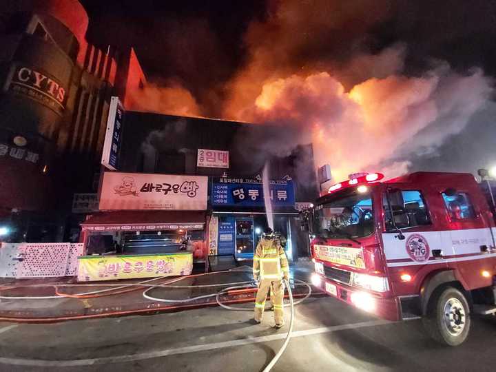 [강릉=뉴시스] 김경목 기자 = 28일 오전 소방관들이 강릉시 금학동 중앙시장 점포 화재를 진압하고 있다. (사진=강릉소방서 제공) 2023.01.28. photo@newsis.com *재판매 및 DB 금지