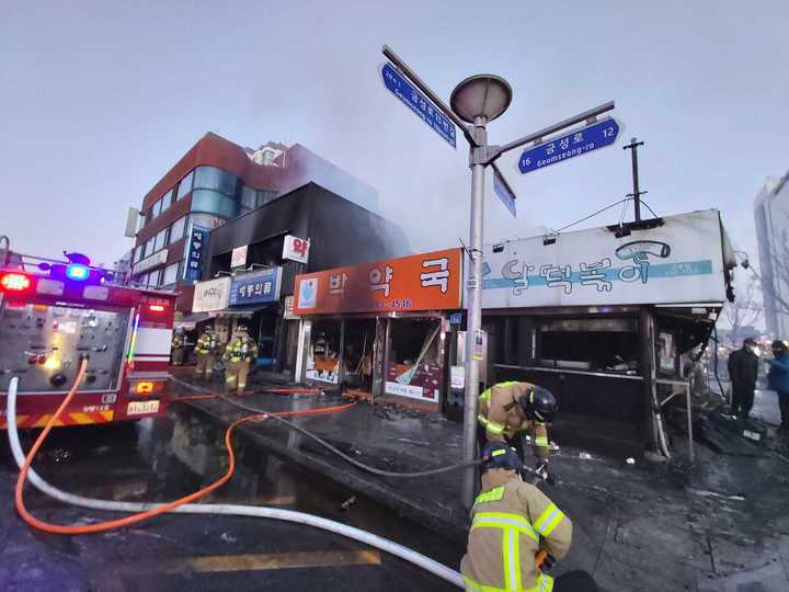 [강릉=뉴시스] 김경목 기자 = 28일 오전 화재가 발생한 건물 외관이 검게 그을렸다. (사진=강릉소방서 제공) 2023.01.28. photo@newsis.com *재판매 및 DB 금지