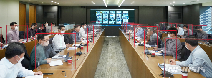 [창원=뉴시스] 홍정명 기자=지난 27일 BNK경남은행 창원 본점에서 최홍영 은행장과 경영진, 본부 부서장들이 참석한 가운데 DSC(디지털전략위원회) 회의가 열리고 있다.(사진=BNK경남은행 제공)2023.01.28. photo@newsis.com