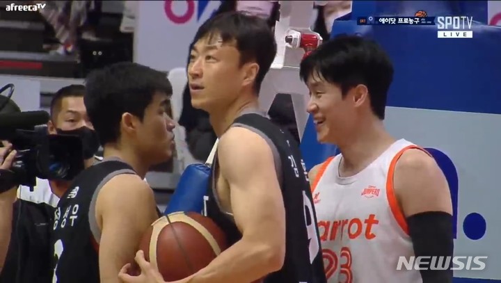 [서울=뉴시스]27일 수원 KT 소닉붐 아레나에서 열린 프로농구 고양 캐롯-수원 KT의 경기에서 정성우(왼쪽·KT)가 전성현(오른쪽·캐롯)에게 위험한 반칙을 당한 후, 항의하고 있다. 김영환(KT)이 말리는 중이다. (사진 = 아프리카TV 중계화면 캡처) 