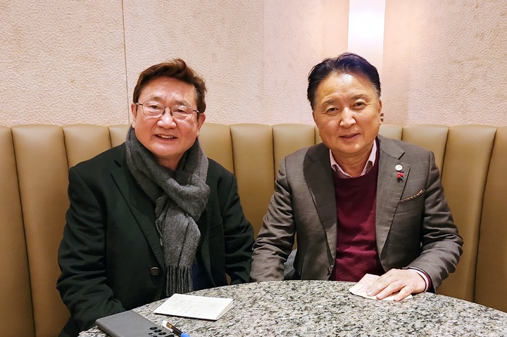 [청주=뉴시스] 안성수 기자 = 28일 서울 모처에서 김영환 충북도지사와 박보균 문화체육관광부 장관이 만나&nbsp; 2027 하계세계대학경기대회의 유치 성공을 비롯한 국가 문화정책 발전 방향에 대한 논의를 펼쳤다. 이들은 중부내륙발전 정책 제안을 국가정책으로 반영하는 것에 공감대를 형성했다. (사진=충북도 제공) 2023.1.28. photo@newsis.com *재판매 및 DB 금지