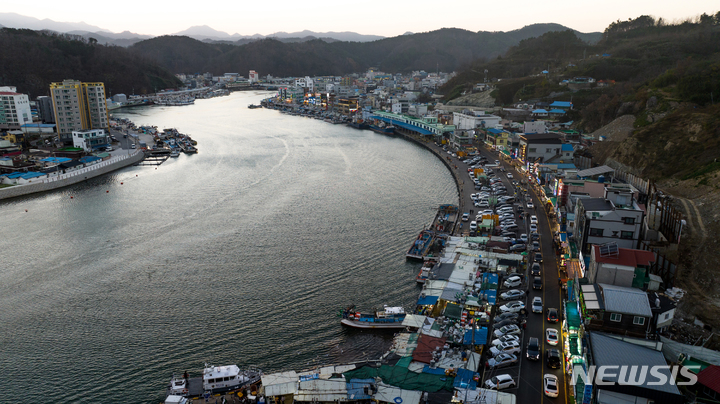 강구항 영덕대게거리 일대 전경.