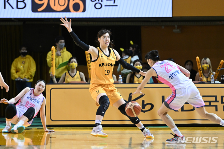 [서울=뉴시스]여자프로농구 청주 KB국민은행 박지수 (사진 = WKBL 제공)