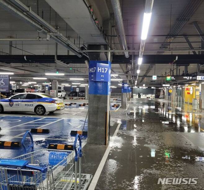 물이 흘러나온 이케아 광명점 주차장.(사진=경기도소방재난본부)