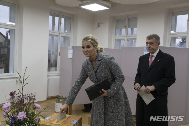 [프루호니체=AP/뉴시스]대통령선거 후보이자 전 직 총리인 안드레이 바비시(사진 오른쪽)가 27일(현지시간) 체코 프루호니체에서 열린 대통령 선거 결선투표에서 배우자의 투표를 기다리고 있다. 2023.01.28.