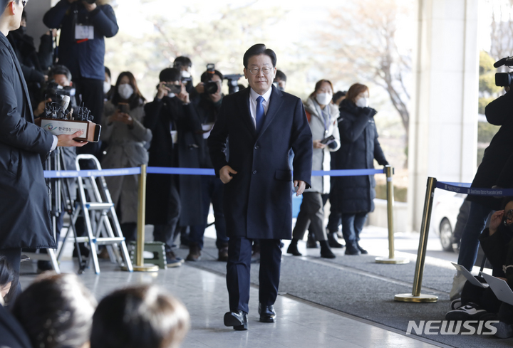 [서울=뉴시스] 고승민 기자 = 이재명 더불어민주당 대표가 28일 대장동 관련 조사를 받기 위해 서울중앙지방검찰청으로 출석하고 있다. 2023.01.28. kkssmm99@newsis.com