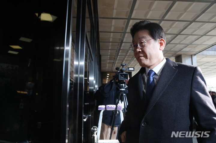 [서울=뉴시스] 고승민 기자 = 이재명 더불어민주당 대표가 28일 대장동 관련 조사를 받기 위해 서울중앙지방검찰청으로 출석하고 있다. 2023.01.28. kkssmm99@newsis.com