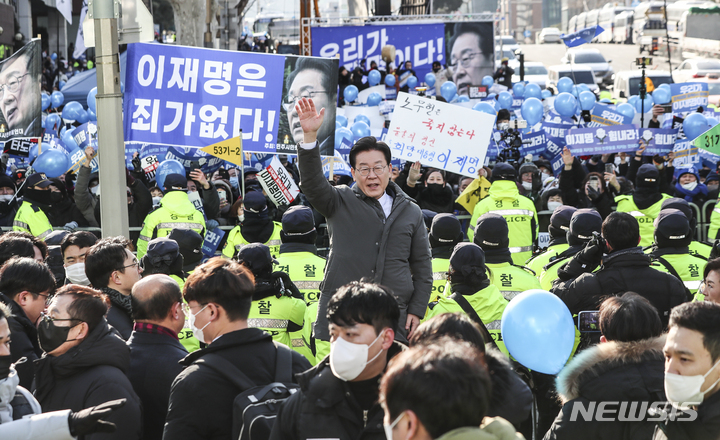 [서울=뉴시스] 김근수 기자 = 이재명 더불어민주당 대표가 28일 오전 서울 서초구 서울중앙지검 앞에서 지지자들에게 인사를 하고 있다. 2023.01.28. ks@newsis.com