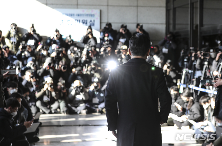 [서울=뉴시스] 김근수 기자 = 이재명 더불어민주당 대표가 지난달 28일 오전 서울 서초구 서울중앙지검에 출석하고 있다. 2023.01.28. ks@newsis.com