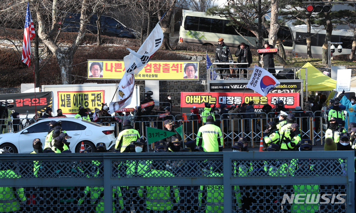 [서울=뉴시스] 김근수 기자 = 28일 오전 서울 서초구 서울중앙지검 앞에서 보수단체 회원들이 구호를 외치고 있다. 2023.01.28. ks@newsis.com