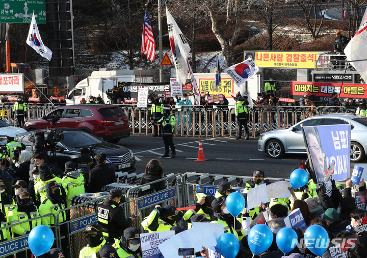 [서울=뉴시스] 김근수 기자 = 28일 오전 서울 서초구 서울중앙지검 앞에 보수단체와 진보단체 회원들이 집회를 하고 있다. 2023.01.28. ks@newsis.com