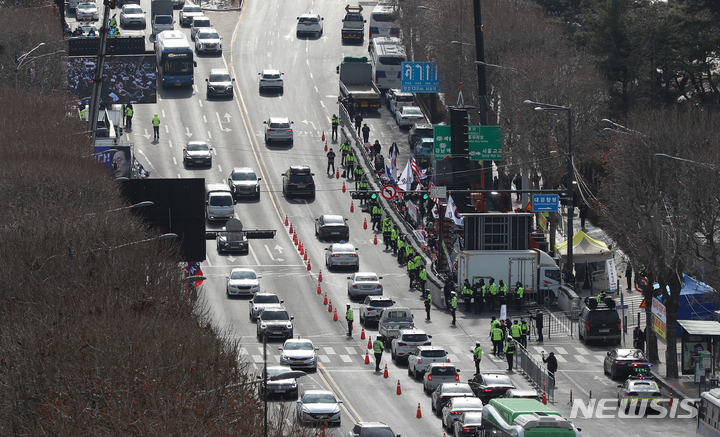 [서울=뉴시스] 김근수 기자 = 28일 오전 서울 서초구 서울중앙지검 앞에서 보수단체 회원들이 집회를 하고 있다. 2023.01.28. ks@newsis.com