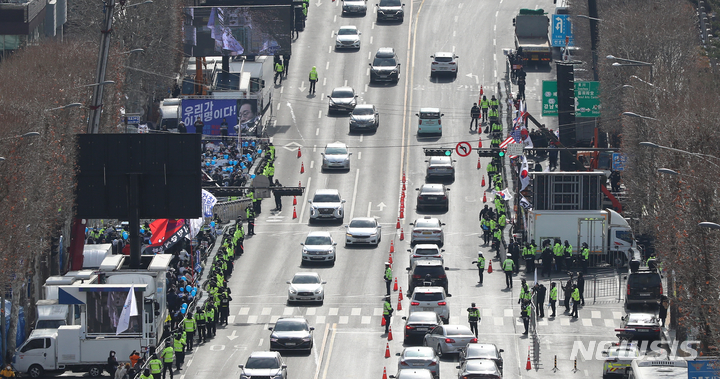 [서울=뉴시스] 김근수 기자 = 28일 오전 서울 서초구 서울중앙지검 앞에서 보수단체와 진보단체 회원들이 시위를 하고 있다. 2023.01.28. ks@newsis.com