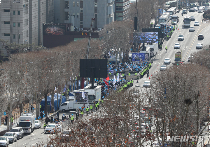 [서울=뉴시스] 김근수 기자 = 28일 오전 서울 서초구 서울중앙지검 앞에서 진보단체 회원들이 집회를 하고 있다. 2023.01.28. ks@newsis.com