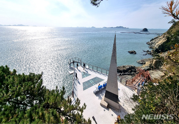 [해남=뉴시스] 광장노후시설 개선과 탐방로 개보수 등을 통해 많은 관광객이 찾는 매력적인 관광지로 탈바꿈한 '해남 땅끝 관광지' 전경. (사진=전남도 제공) 2023.01.29. photo@newsis.com