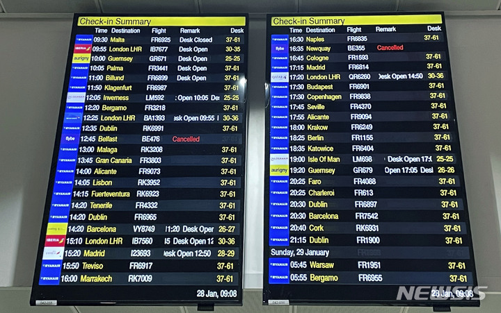 [맨체스터=AP/뉴시스]28일(현지시간) 영국 맨체스터공항에서 비행이 취소된 플라이비 항공편 두 편을 보여주는 맨체스터 공항의 운항 전광판. 고전을 면치 못하고 있는 영국 항공사 플라이비가 3년도 안 돼 두 번째로 파산했다. 이 항공사는 2020년 3월 2400개의 일자리를 잃으면서 처음으로 파산 상태에 빠졌다. 이후 헤지펀드 지원을 받아 지난해 4월 재출범했지만 1년도 채 안 돼 다시 파산상태에 빠졌다. 2023.01.28.