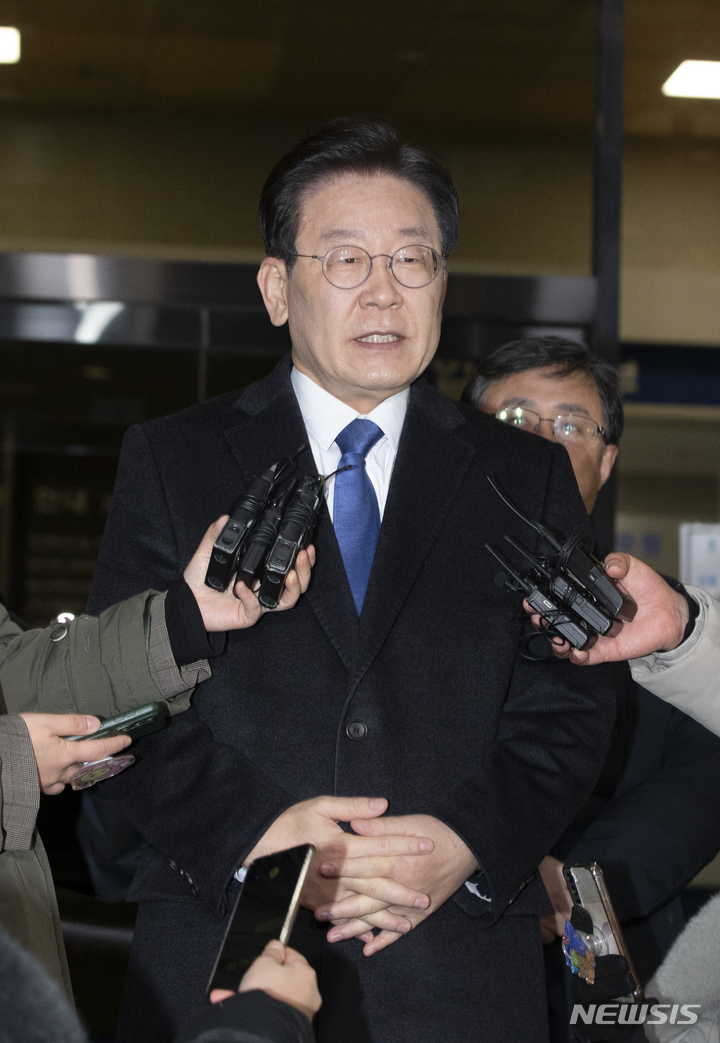 [서울=뉴시스] 김근수 기자 = 28일 밤 서울 서초구 서울중앙지검에서 이재명 더불어민주당 대표가 소환조사를 마치고 기자질문에 답하고 있다. 2023.01.28. ks@newsis.com