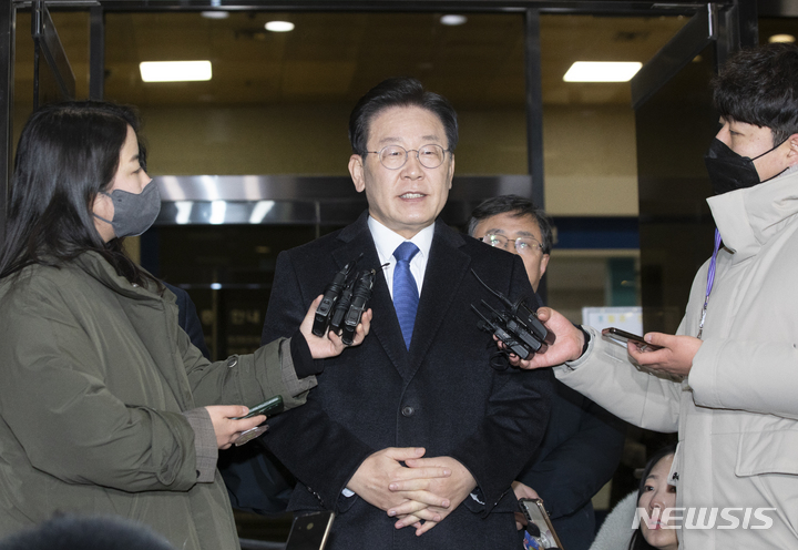 [서울=뉴시스] 김근수 기자 = 지난 28일 밤 서울 서초구 서울중앙지검에서 이재명 더불어민주당 대표가 소환조사를 마치고 기자질문에 답하고 있다. 2023.01.28. ks@newsis.com