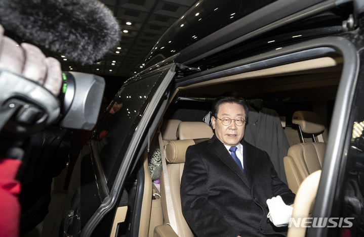 [서울=뉴시스] 김근수 기자 = 28일 밤 서울 서초구 서울중앙지검에서 이재명 더불어민주당 대표가 소환조사를 마치고 차량에 탑승하고 있다. 2023.01.28. ks@newsis.com