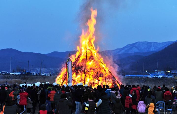 [대구 = 뉴시스] 정월대보름 행사에서 열린 달집태우기. 2023.02.03. photo@newsis.com *재판매 및 DB 금지