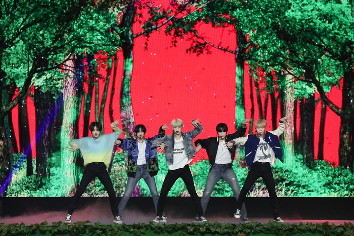 [서울=뉴시스] 투모로우바이투게더. 2023.01.29.(사진 = 빅히트 뮤직 제공)photo@newsis.com*재판매 및 DB 금지 