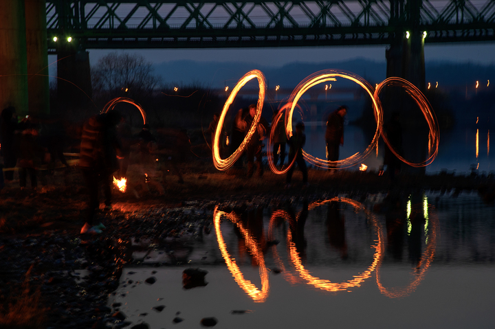 [대전=뉴시스]조명휘 기자 = 지난 2019년 2월 16일 일린 ‘제23회 신탄진대보름쥐불놀이 축제’에 참여한 시민들이 쥐불놀이를 하고 있다. (사진= 대덕구청 제공) *재판매 및 DB 금지