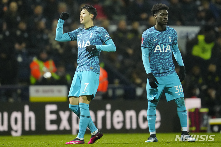 [프레스턴=AP/뉴시스] 토트넘 핫스퍼의 손흥민(왼쪽)이 29일(한국시간) 영국 프레스턴 딥데일에서 열린 프레스턴 노스 엔드와 2022~23 FA컵 4라운드 원정경기에서 후반 5분 선제골을 터뜨린 뒤 세리머니를 하고 있다. 2023.01.29.