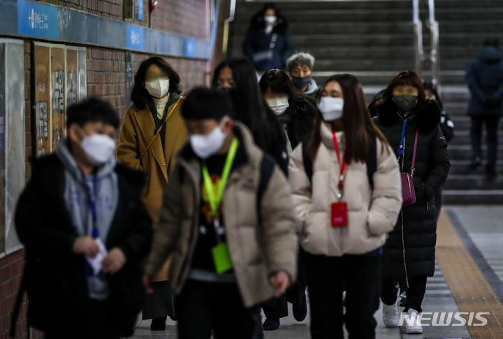 [서울=뉴시스] 정병혁 기자 = 실내 마스크 착용 의무 해제를 하루 앞둔 29일 오전 서울 중구 서울역 지하철 1,4호선 환승통로에서 마스크를 쓴 시민들이 이동하고 있다. 30일부터 대중교통수단 실내, 감염취약시설, 의료기관 등을 일부 시설을 제외한 실내에서 마스크 착용 의무가 1단계 부분 해제된다. 다만 방역 당국은 3밀(밀접·밀집·밀폐)공간이나 고위험군이 있는 실내에서는 마스크 착용을 강력 권고한다.2023.01.29. jhope@newsis.com