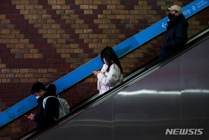 [서울=뉴시스] 정병혁 기자 = 실내 마스크 착용 의무 해제를 하루 앞둔 29일 오전 서울 중구 서울역 지하철 1,4호선 환승통로에서 마스크를 쓴 시민들이 이동하고 있다. 2023.01.29. jhope@newsis.com