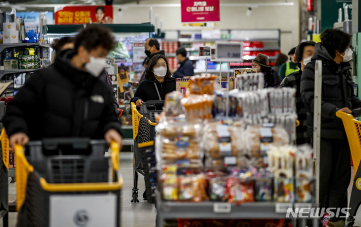 [서울=뉴시스] 정병혁 기자 = 실내 마스크 착용 의무 해제를 하루 앞둔 29일 오전 서울시내 대형마트를 찾은 시민들이 마스크를 쓴 채 장을 보고 있다. 30일부터 대중교통수단 실내, 감염취약시설, 의료기관 등을 일부 시설을 제외한 실내에서 마스크 착용 의무가 1단계 부분 해제된다. 다만 방역 당국은 3밀(밀접·밀집·밀폐)공간이나 고위험군이 있는 실내에서는 마스크 착용을 강력 권고한다.2023.01.29. jhope@newsis.com