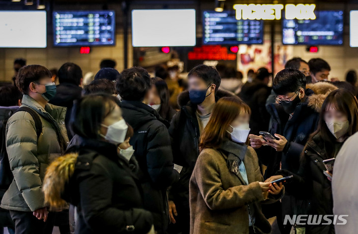 [서울=뉴시스] 정병혁 기자 = 실내 마스크 착용 의무 해제를 하루 앞둔 29일 오전 서울 용산구 CGV 용산점을 찾은 시민들이 마스크를 쓴 채 이동하고 있다. 30일부터 대중교통수단 실내, 감염취약시설, 의료기관 등을 일부 시설을 제외한 실내에서 마스크 착용 의무가 1단계 부분 해제된다. 다만 방역 당국은 3밀(밀접·밀집·밀폐)공간이나 고위험군이 있는 실내에서는 마스크 착용을 강력 권고한다.2023.01.29. jhope@newsis.com