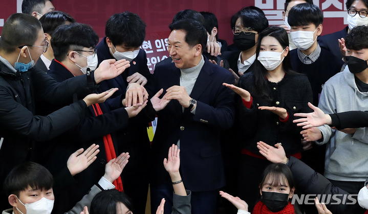 [서울=뉴시스] 추상철 기자 = 국민의힘 당권주자인 김기현 의원이 29일 오전 서울 여의도 국회에서 열린 '청년 Y.P.T 발대식'에서 청년들과 함께 기념촬영을 하고 있다. 2023.01.29. scchoo@newsis.com