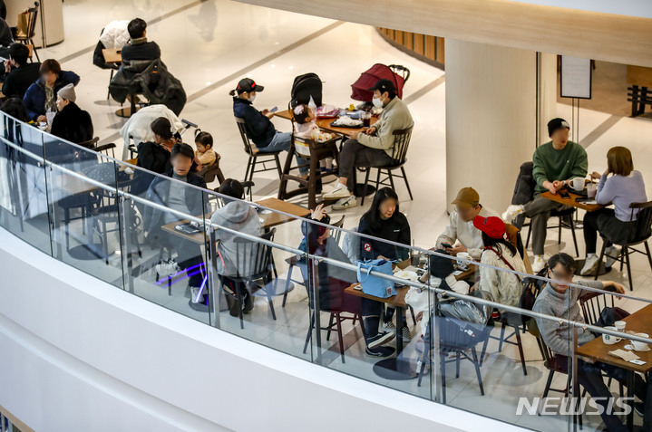 [서울=뉴시스] 정병혁 기자 = 실내 마스크 착용 의무 해제를 하루 앞둔 29일 오전 서울시내 대형쇼핑몰를 찾은 시민들이 커피전문점에서 즐거운 시간을 보내고 있다. 30일부터 대중교통수단 실내, 감염취약시설, 의료기관 등을 일부 시설을 제외한 실내에서 마스크 착용 의무가 1단계 부분 해제된다. 다만 방역 당국은 3밀(밀접·밀집·밀폐)공간이나 고위험군이 있는 실내에서는 마스크 착용을 강력 권고한다.2023.01.29. jhope@newsis.com