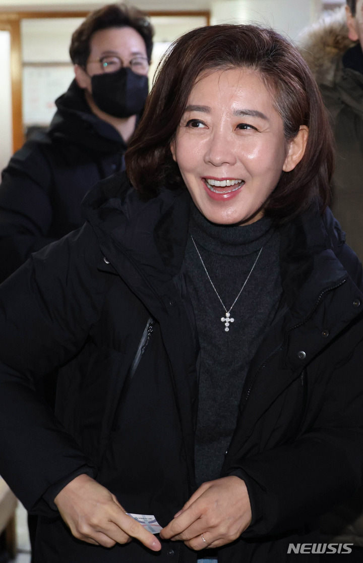 [서울=뉴시스] 추상철 기자 = 국민의힘 당대표 경선 불출마를 선언한 나경원 전 의원이 29일 오후 서울 여의도의 한 식당에서 열린 기자간담회에 참석하며 취재진과 인사를 하고 있다. (공동취재사진) 2023.01.29. photo@newsis.com