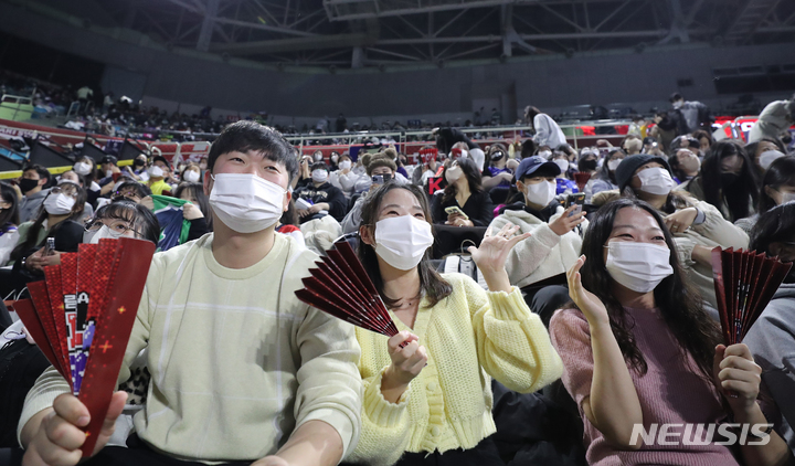 [인천=뉴시스] 김금보 기자 = 실내 마스크 착용 의무 해제를 하루 앞둔 29일 오후 인천 삼산월드체육관에서 관중들이 마스크를 착용하고 배구 경기를 관람하고 있다. 2023.01.29. kgb@newsis.com