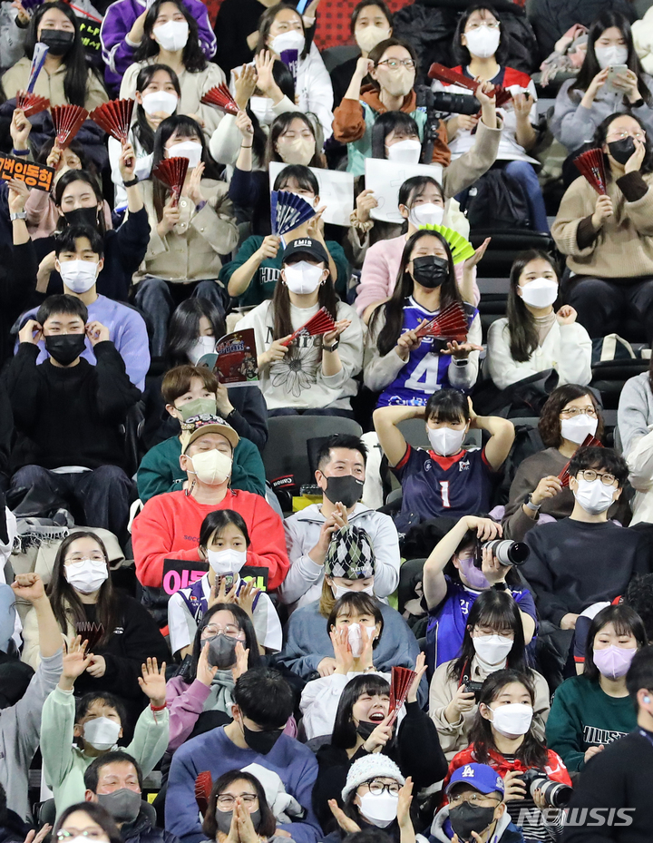 [인천=뉴시스] 김금보 기자 = 실내 마스크 착용 의무 해제를 하루 앞둔 29일 오후 인천 삼산월드체육관에서 관중들이 마스크를 착용하고 배구 경기를 관람하고 있다. 2023.01.29. kgb@newsis.com