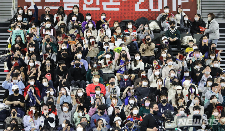 [인천=뉴시스] 김금보 기자 = 실내 마스크 착용 의무 해제를 하루 앞둔 29일 오후 인천 삼산월드체육관에서 관중들이 마스크를 착용하고 배구 경기를 관람하고 있다. 2023.01.29. kgb@newsis.com
